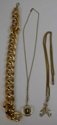 ausgefallener vergoldeter Schmuck aus Auflösung. Automatically ...