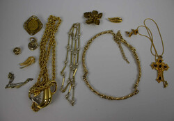Lot vergoldeter Modeschmuck. Automatically generated translation: ...
