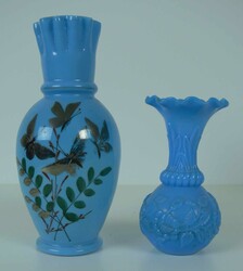 2 Opalglasvasen, 1x Bemalung mit Schmetterlingen, diese ...