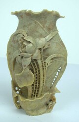 Vase mit Lotusblume, Speckstein geschnitzt, mit ChipsAutomatically ...