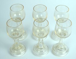 6 Weingläser / Weinrömer, gelblich gefärbt mit markanten, ...