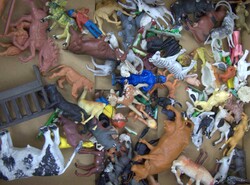 Lot Spielfiguren Plastik, aus AuflösungAutomatically generated ...