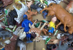 Lot Spielfiguren Plastik, aus AuflösungAutomatically generated ...