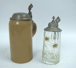 2 Bierkrüge mit Daumendrücker, 1x mit Gravur, 1x mit ...