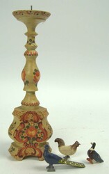 Lot Holzfiguren sowie ein Holzkerzenständer aus ...