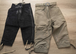 2 traditionelle Kniebund Lederhosen für Kinder, die Teil der ...