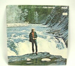 Langspielplatte "Rocky Mountain High" von John Denver.Automatically ...