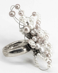 Silberring 925, besetzt mit Perlen. Ringgröße: 56.Automatically ...