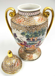 japanische Satsuma-Vase mit detaillierter Emaillemalerei. Wohl ...