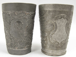 2 Zinnbecher aus Auflösung, verschiedene Modelle. Beide mit Wappen ...