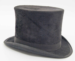 Zylinder, Innenmaß 55 1/2, innen beschriftet mit Honi Soit Qui Mal y ...