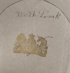 Zylinder, Innenmaß 55 1/2, innen beschriftet mit Honi Soit Qui Mal y ...