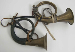 2 antike, traditionelle Signalhörner / Jagdhörner, dabei 1x ...