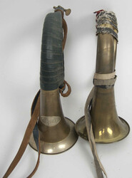 2 antike, traditionelle Signalhörner / Jagdhörner, dabei 1x ...