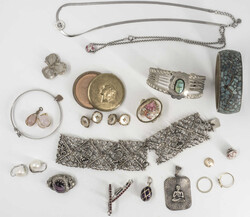 Schönes Lot Modeschmuck aus einer Auflösung.  Automatically ...