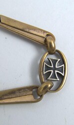 Uhrenkette um 1910/20 mit Eisernem Kreuz.  Automatically generated ...