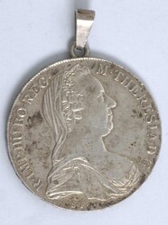 Maria Theresien Thaler gehenkelt.