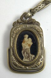 Uhrenkette um 1880 mit religiösem Andachtsbild, dieses aufstellbar. ...