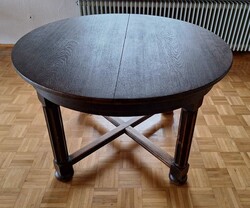 Runder Tisch, ausziehbar, aus dunklem Holz. Höhe ca. 78 cm, ...
