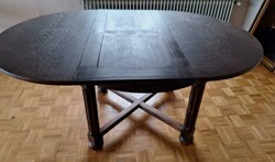 Runder Tisch, ausziehbar, aus dunklem Holz. Höhe ca. 78 cm, ...