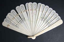 Antiker Fächer für die feine Puppe. Höhe ca 15cm.  Automatically ...