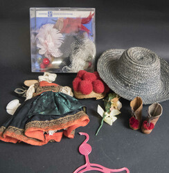 Lot Puppenkleidung Zubehör dabei Mützen, Kopfschmuck, Schuhe etc. ...