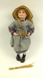 Sammlerpuppe / Porzellan Puppe mit Strohhut. Porzellankopf, Hände ...