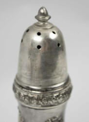 versilberter Zuckerstreuer, am Stand Ds. Höhe ca. 18,5 cm. ...