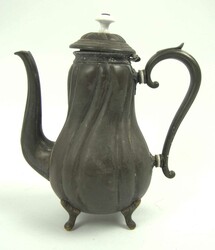 antike Kaffeekanne aus Zinn im Rokoko Stil. Am Stand gepunzt mit 3985 ...