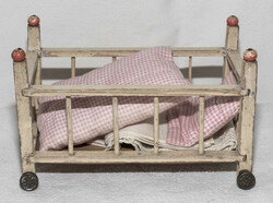 Altes Bett für die Puppenstube, Holz, rollbar. Länge: ca. 20 cm, ...