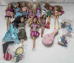 Lot Barbiepuppen und Zubehör.Automatically generated translation:Lot ...