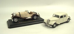 2 Modellautos Burago, dabei Mercedes-Benz SSK 1928 auf Sockel sowie ...