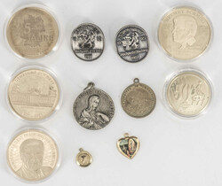 Lot Medaillen und Pins, meist vergoldet.