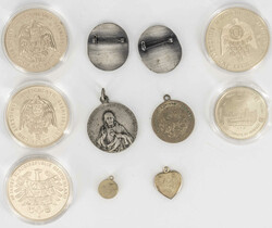 Lot Medaillen und Pins, meist vergoldet.