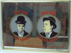 dekorativer Spiegel mit dem legendären Komikerduo Laurel und Hardy ...