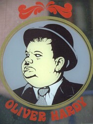 dekorativer Spiegel mit dem legendären Komikerduo Laurel und Hardy ...