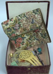 kleines Lot Accessoires aus Auflösung, dabei 1 Täschchen, ...