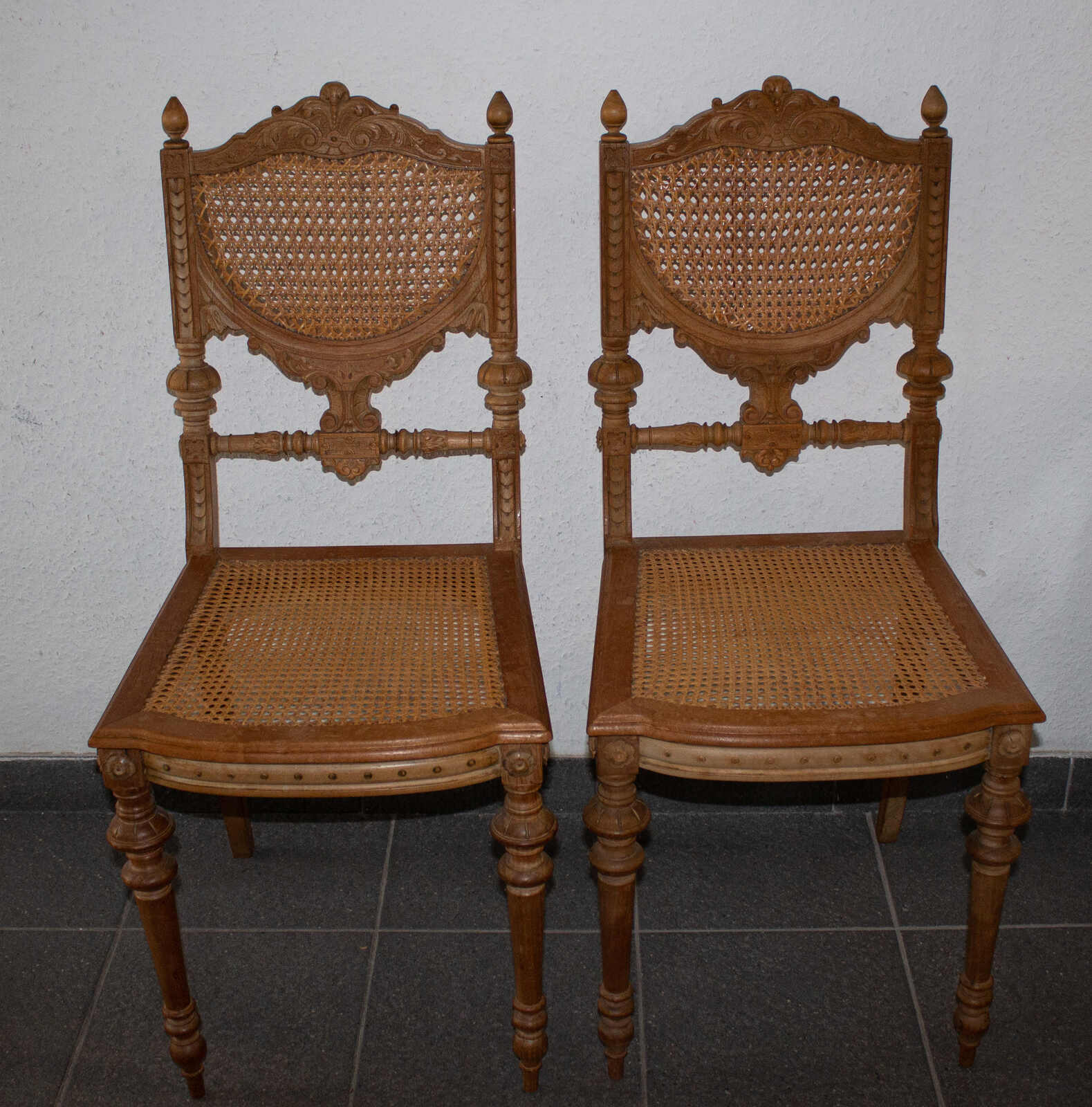 2x antike Holzstühle mit Schnitzereien, Sitzfläche und Rückenteil ...