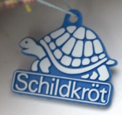 Schildkröt Puppe Inge, am Rücken gemarkt mit Schildkröt in Raute ...