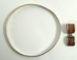 Kleines Lot Silber Schmuck, dabei ein Armreif und ein Anhänger, ...