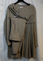 Kostüm von Yuca Gr. 40, Kleid von Romeo Gigli Gr. 42 sowie ein ...