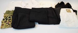 Lot ausgefallene Hosen und Blusen, verschiedene Marken und Grössen. ...