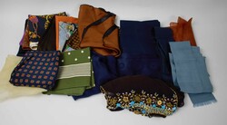 Lot Seidenschals, Tücher und Taschentücher. Verschiedene Marken und ...