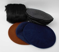 Lot Baskenmützen / Barett, verschiedene Farben. Dabei auch ein Muff, ...