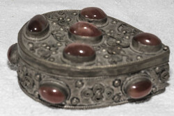 Metalldöschen in Tropfenform, mit eingefassten Steinen. Länge: ca. ...