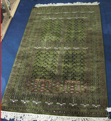 grüner Läufer, wohl afghanischer Teppich in Grün mit ...