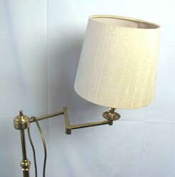 Stehlampe mit einem Strahler, dieser an Stange verstellbar. ...