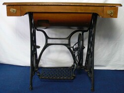 Nähmaschinenunterbau umgebaut zu einem Schach/Dametisch. Höhe ca. ...