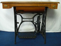 Nähmaschinenunterbau umgebaut zu einem Schach/Dametisch. Höhe ca. ...