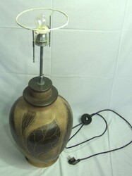 Tischlampe mit Keramikfuß und abstrakten, blatt ähnlichen Mustern. ...